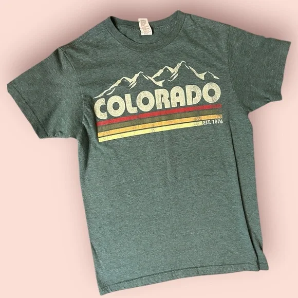Colorado Graphic T-Shirt Vintage Style Mountains – Size Small - Picture 1 of 2